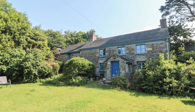 SUNNYVALE COTTAGE, pet friendly, with open fire in Rosudgeon