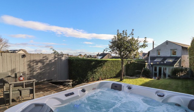 SUNRAE HOUSE, pet friendly, character holiday cottage in Flookburgh