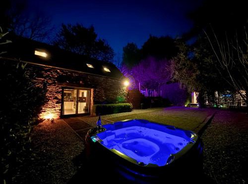 Sunridge Fishing Lodge with Hot Tub & Giant Cinema