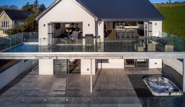 Sunrise - 5 Bedroom Luxurious Holiday Home - Pendine