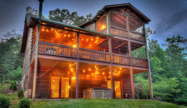 Sunrise Adventure - Mountain Escape with Hot tub and Sunrise Views!