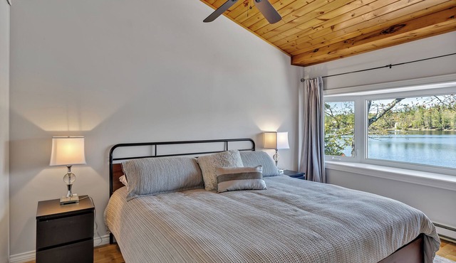 Sunrise Bay Cottage - Your Perfect Escape on Stoney Lake, 1.5 hrs from the GTA