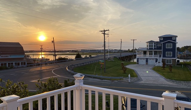 Sunrise Bay View Vibes 4BR/2.5BA Walk to Harpoon Hanna’s 1 Mile to Beach