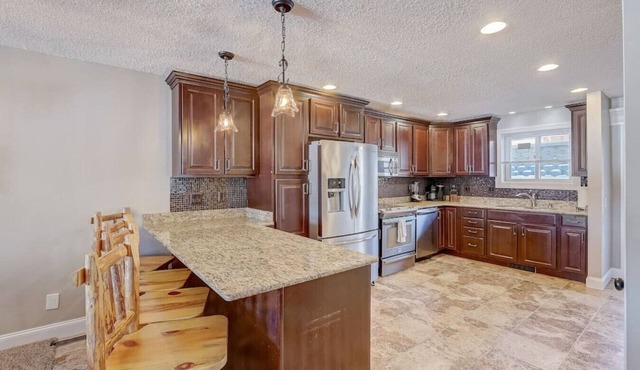 Sunrise Beach - LHC 611 · amily Fun - Walk to Noah's Ark!