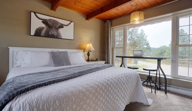 Sunrise Cabin at Highland Meadows - King Bed and Views