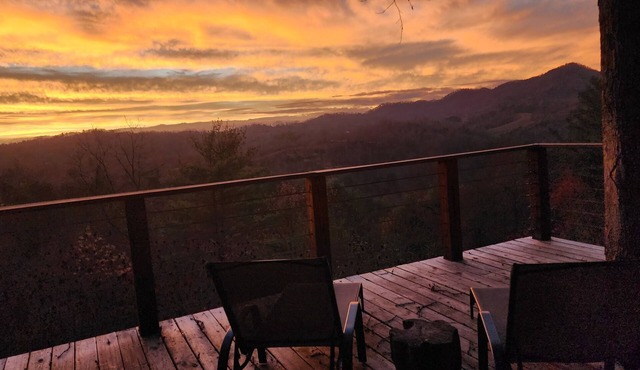 Sunrise Cabin With Mountain View