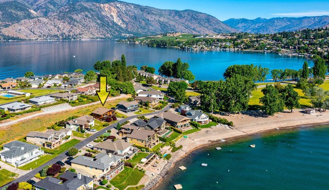 Sunrise Chalet at Wapato Point, Sleeps 12, Half Block to Sandy Beach Waterfront