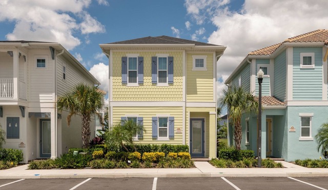 Sunrise Cottage near Disney with Margaritaville Resort & Island H20 Waterpark.