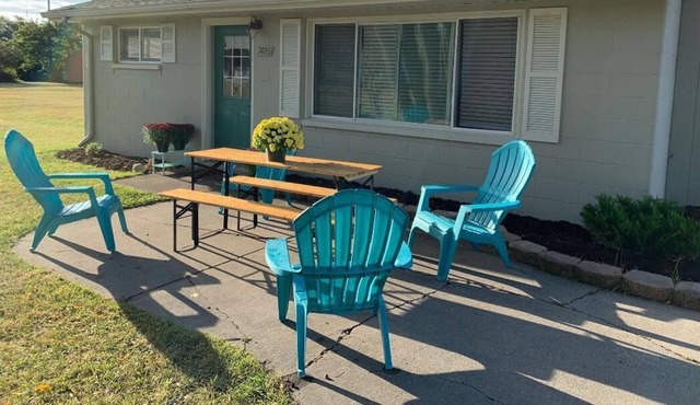 SUNRISE COTTAGE-One block to Private Beach & Park!