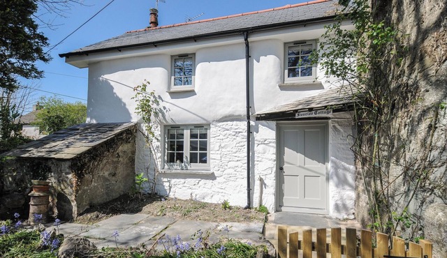 SUNRISE COTTAGE, pet friendly, with open fire in St Kew Highway