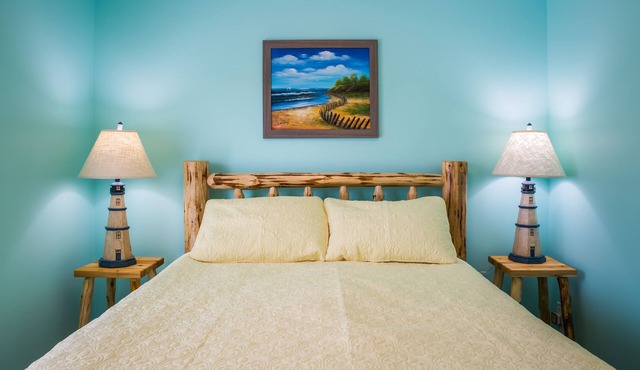 Sunrise Cottage, Saugatuck. Walk downtown. Clean, crisp, colorful, convenient.