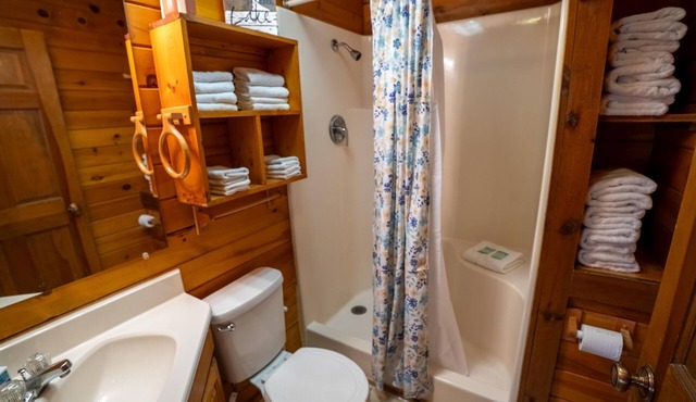 Sunrise Cove Log Cabin - Sunrise Cove is your perfect family escape on Lake Barkley! This charming log cabin offers two bedrooms, a sleeping loft, full kitchen, and bathroom with shower.