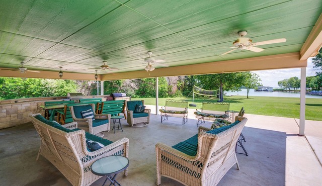 Sunrise Cove RC LLC: Lakefront Home w/2 Casitas!