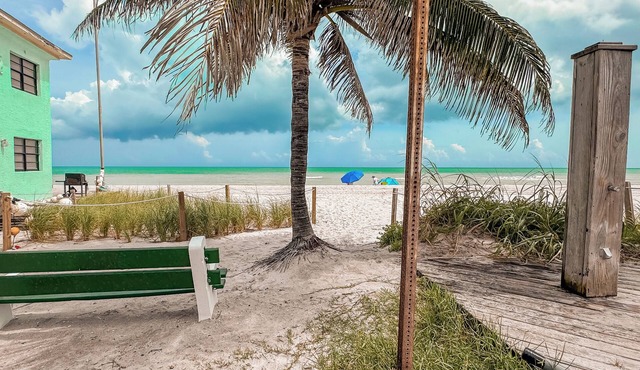 Sunrise Delight –Pet-Friendly, 2-Min Walk to Beach