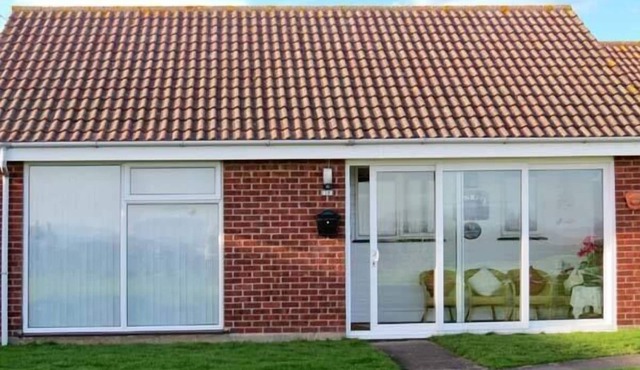 SUNRISE, family friendly, country holiday cottage in Kessingland