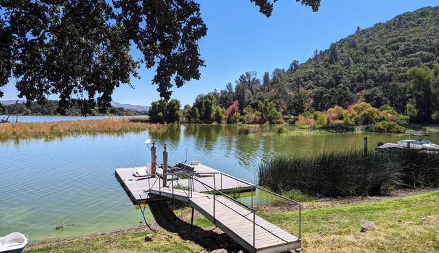 Sunrise Lake Escape - -Beautiful Lakefront with Dock Paddleboards and Kayaks!