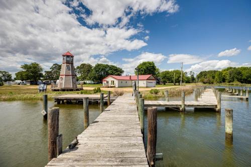 Sunrise Landing Waterfront Cottage in Avenue!