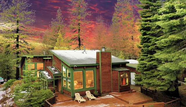 Sunrise Lodge, A Mountain top home with Mt. views.