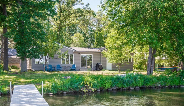 Sunrise Lodge, Steps to the lake, Views Galore with this Lake Home on Cedar Lake