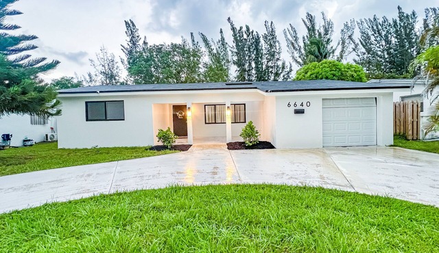 Sunrise Oasis Our charming 3 Bedroom 2 Bathroom, beautiful Lakeview Getaway.