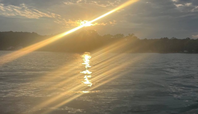 Sunrise on Conesus Lake: Pet Friendly nAmazing views and blend of woods & water