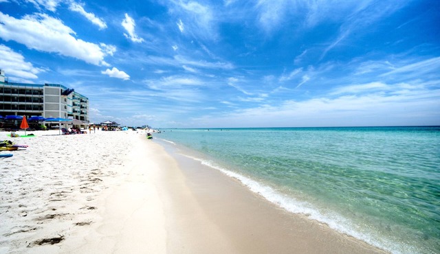 SUNRISE ON MILLCOLE-Newly Renovated 2/2 one block to beach