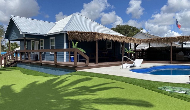 Sunrise Palms. Pool, putting green and palapa. Perfect