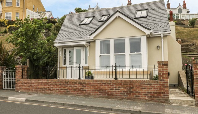 SUNRISE, pet friendly, country holiday cottage in Filey