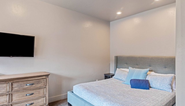 Sunrise Resort Room #201 | 1 Bed, 1 Futon 1 Bath