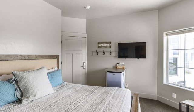 Sunrise Resort Room #306 | 1 Bed, 1 Bath