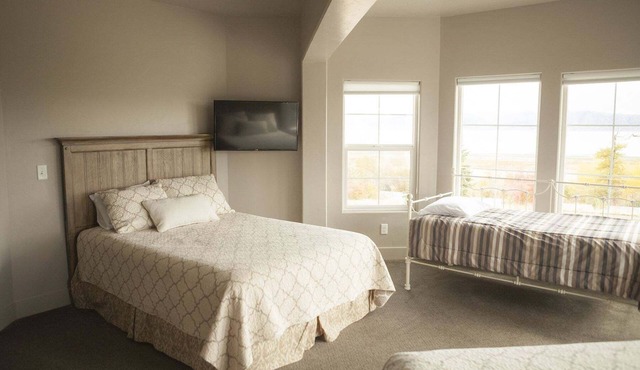Sunrise Resort Room #307 | 2 Bed, 1 Trundle, 1 Bath