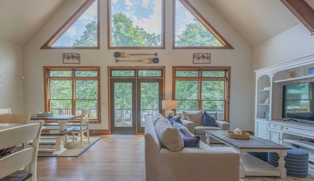 Sunrise Retreat - Luxury Lakefront Retreat - Hot Tub, Outdoor Fireplace