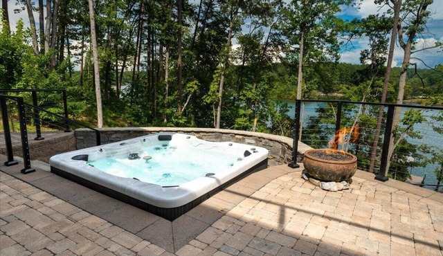 Sunrise Retreat on Lake Keowee with Hot Tub!