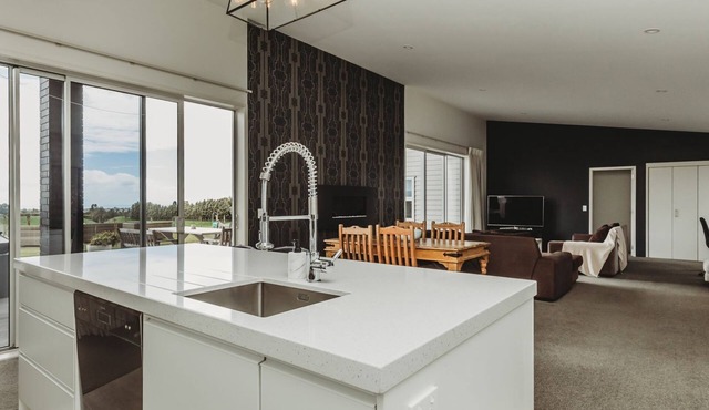 Sunrise Sanctuary Sleeps 10 Spa Pool