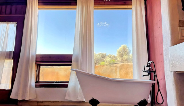Sunrise Sanctuary: Tranquil El Prado Retreat, Mountain Views, 11 mi from Taos