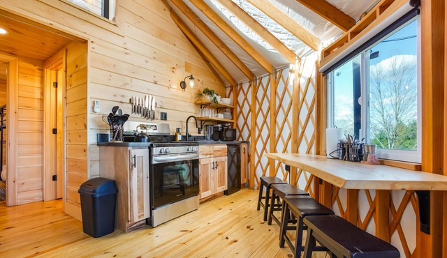 Sunrise Sanctuary YURT w/HOT TUB, Smart TV + VIEWS!
