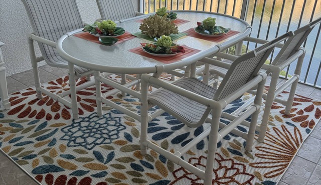 Sunrise & Sea Breezes: Upgraded Jupiter Bay Lakefront Condo. 10min Walk to Beach