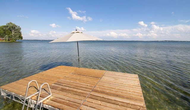 Sunrise Serenade - Waterfront Cottage w/ Swimming, Kayaks, Hot Tub, AC,