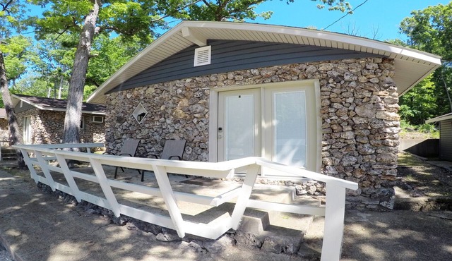 Sunrise Shores Cabin #3 Lake Front with a POOL! + WOOF