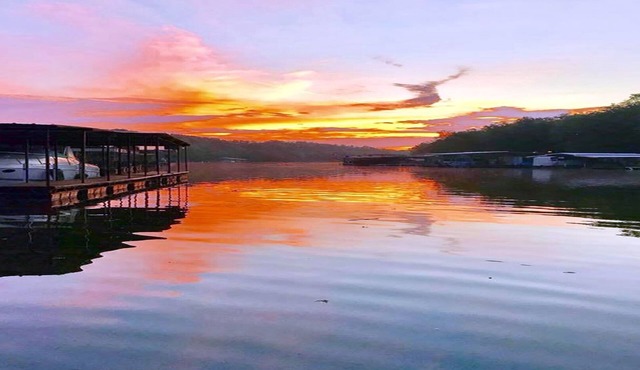 Sunrise Shores Cabin #4 Lake Front with a POOL!