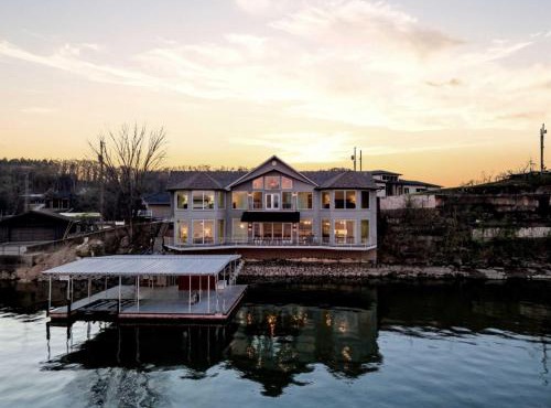 Sunrise Shores Estate - Luxury Lakefront - 4BD-4BA-4500 SQ FT-Sleeps 12-14 PPL