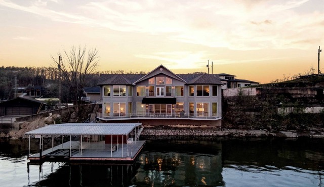 Sunrise Shores Estate - Luxury Lakefront - 4BD/4BA/4500 SQ FT-Sleeps 12-14 PPL
