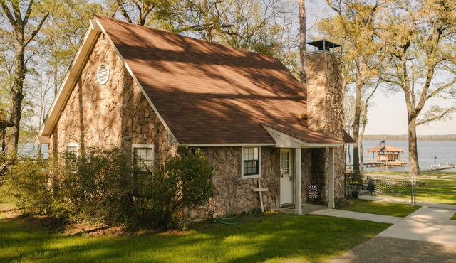 Sunrise Shores - Waterfront Cottage sleeps 8.