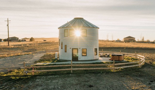 Sunrise Silo - Luxury stay near Bozeman, Montana.