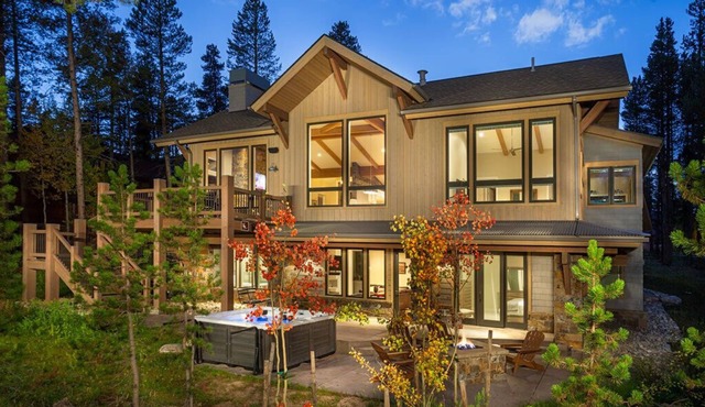 Sunrise Ski Haus: Stunning Mountain Views & Private Hot Tub!