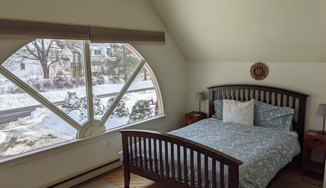 Sunrise Suite - Jacuzzi, Patio, Downtown