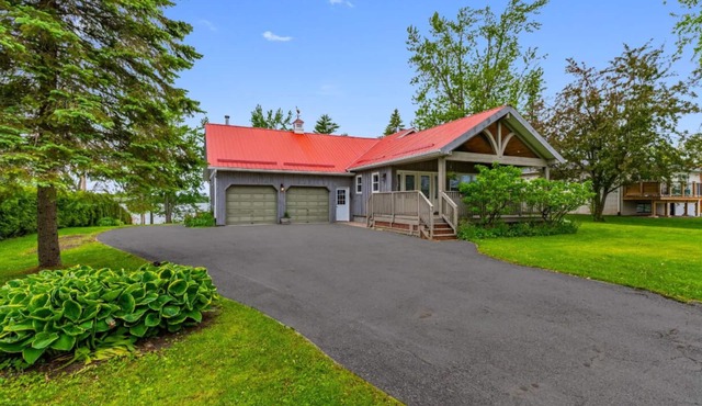 Sunrise/Sunset Lakefront 4-Season Cottage Retreat