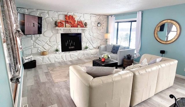 Sunrise & Sunset Lakeshore Views - Sleeps up to 10