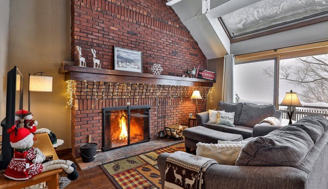 Sunrise Timberline 3BR ski in/ski out with fireplace, pool and hot tub