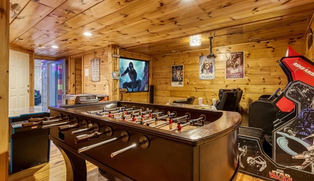 SUNRISE VIEWS-5 Bedrooms: Private:Mini golf -HOT TUB, Arcade-Theater Room, ✔️Pets